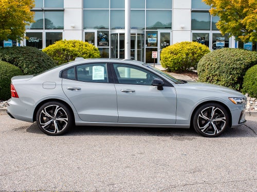 2024 Volvo S60 Plus Dark Theme