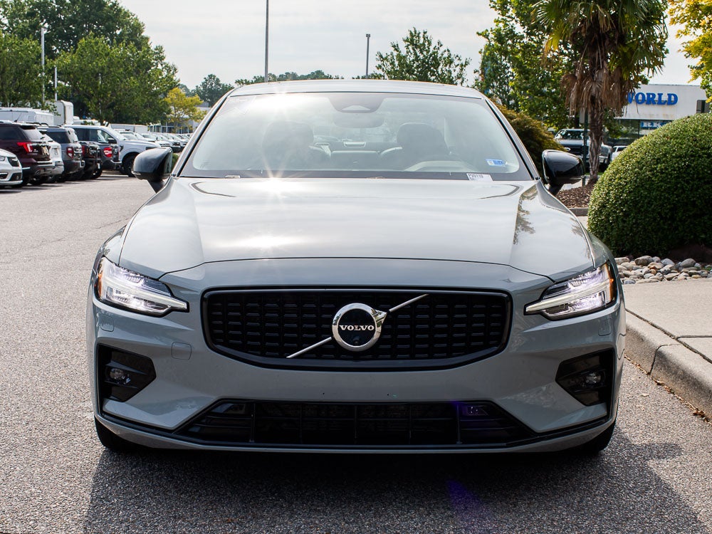 2024 Volvo S60 Plus Dark Theme