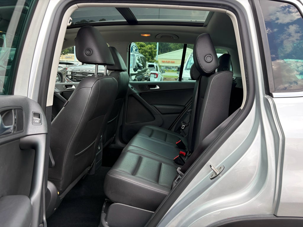 2012 Volkswagen Tiguan SE w/Sunroof & Nav