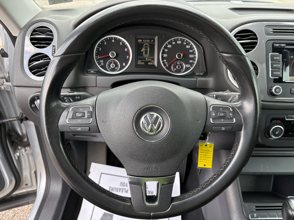 2012 Volkswagen Tiguan SE w/Sunroof & Nav
