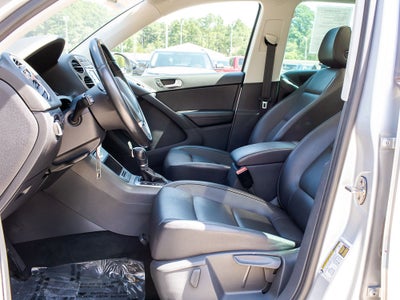 2012 Volkswagen Tiguan SE w/Sunroof & Nav