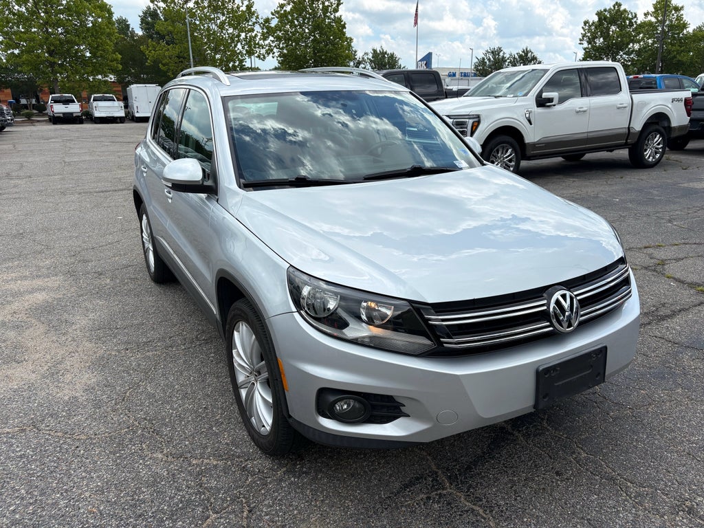 2012 Volkswagen Tiguan SE w/Sunroof & Nav