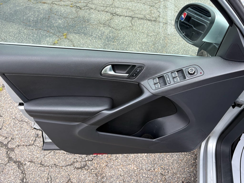 2012 Volkswagen Tiguan SE w/Sunroof & Nav